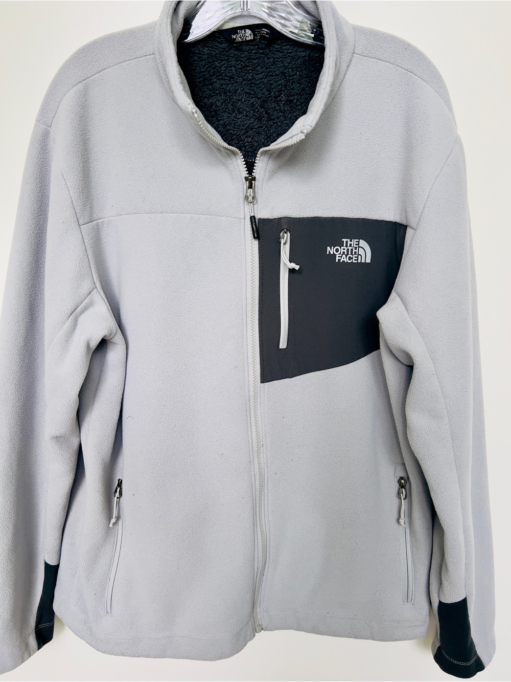 The North Face Men’s Light Gray Fleece Jacket with Black Chest Panel